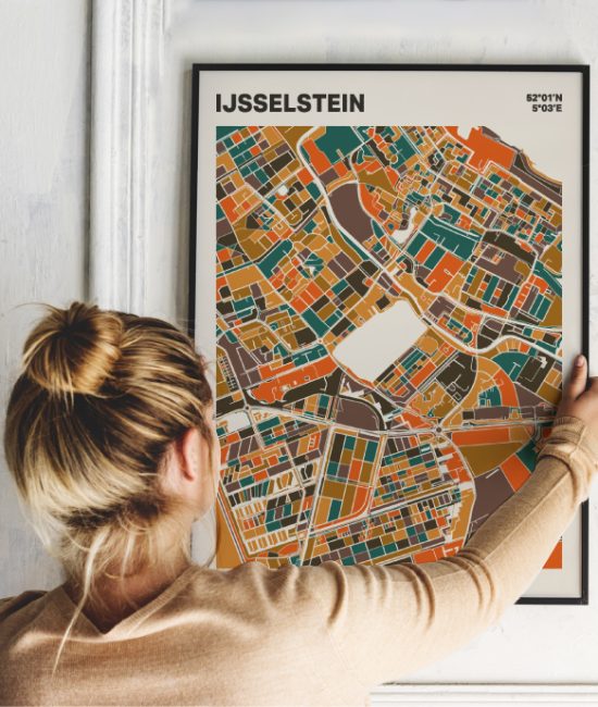 Plattegrond poster Licht IJsselstein mozaiek stl 06 Vrouw met poster mockup 01 | Funky Fellow