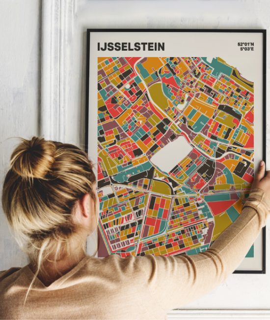 Plattegrond poster Licht IJsselstein mozaiek stl 07 Vrouw met poster mockup 01 | Funky Fellow