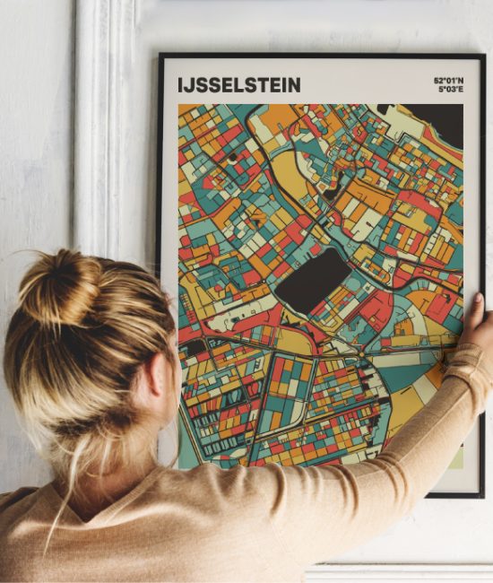 Plattegrond poster Licht IJsselstein mozaiek stl 08 Vrouw met poster mockup 01 | Funky Fellow