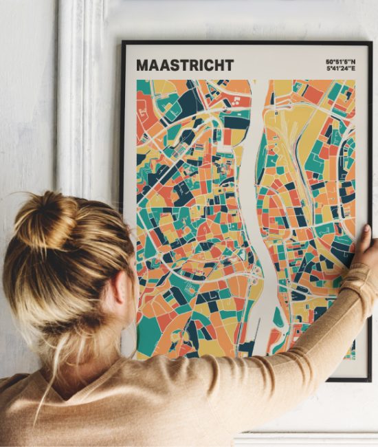 Plattegrond poster Licht Maastricht mozaiek stl 01 Vrouw met poster mockup 01 | Funky Fellow