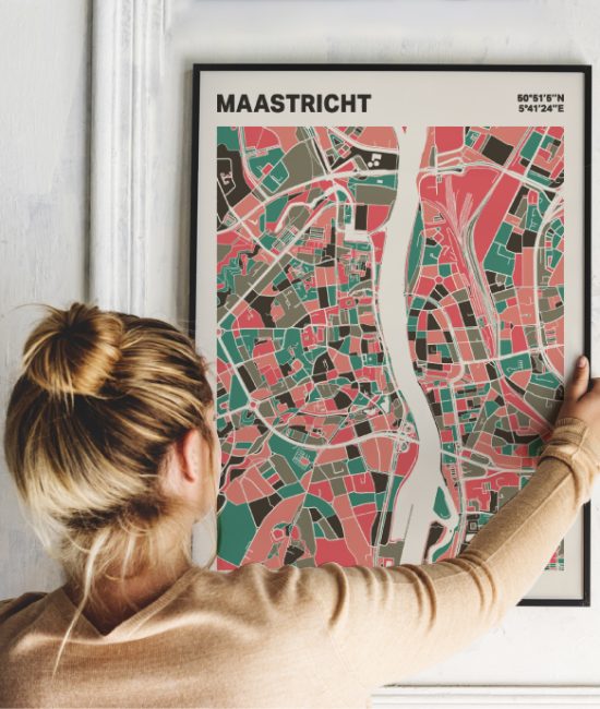 Plattegrond poster Licht Maastricht mozaiek stl 02 Vrouw met poster mockup 01 | Funky Fellow