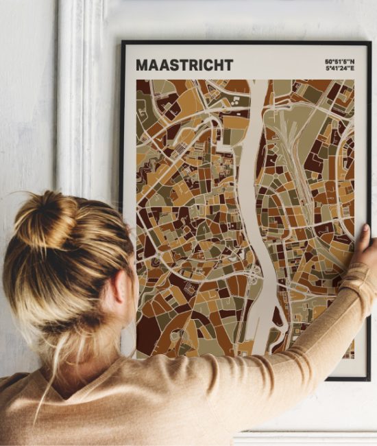 Plattegrond poster Licht Maastricht mozaiek stl 03 Vrouw met poster mockup 01 | Funky Fellow