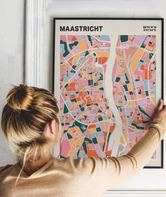 Plattegrond poster Licht Maastricht mozaiek stl 04 Vrouw met poster mockup 01 | Funky Fellow