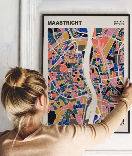 Plattegrond poster Licht Maastricht mozaiek stl 05 Vrouw met poster mockup 01 | Funky Fellow