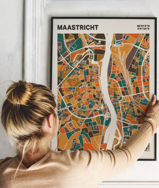 Plattegrond poster Licht Maastricht mozaiek stl 06 Vrouw met poster mockup 01 | Funky Fellow