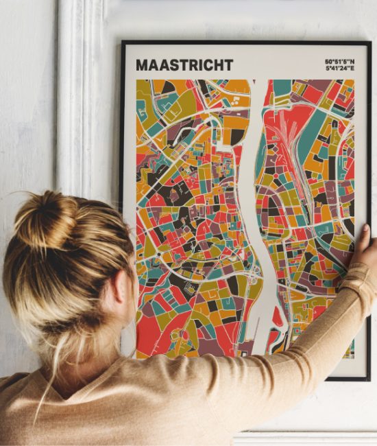 Plattegrond poster Licht Maastricht mozaiek stl 07 Vrouw met poster mockup 01 | Funky Fellow