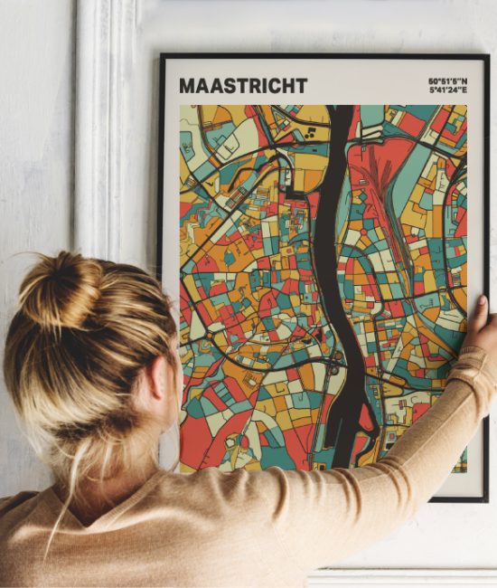 Plattegrond poster Licht Maastricht mozaiek stl 08 Vrouw met poster mockup 01 | Funky Fellow
