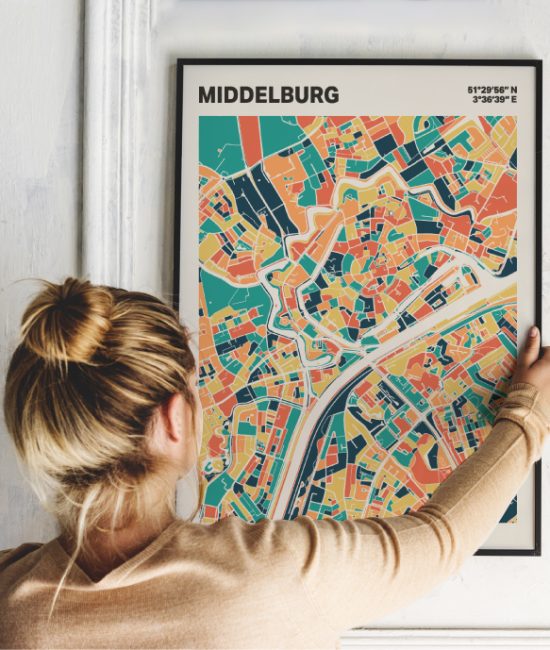 Plattegrond poster Licht Middelburg mozaiek stl 01 Vrouw met poster mockup 01 | Funky Fellow