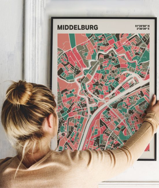 Plattegrond poster Licht Middelburg mozaiek stl 02 Vrouw met poster mockup 01 | Funky Fellow