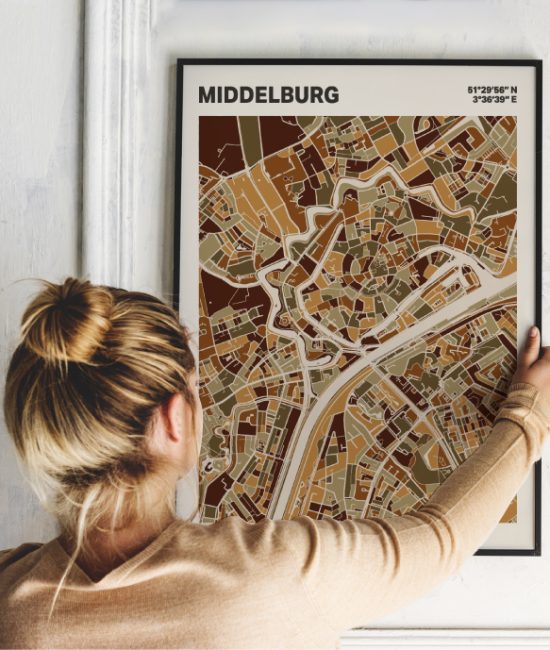 Plattegrond poster Licht Middelburg mozaiek stl 03 Vrouw met poster mockup 01 | Funky Fellow