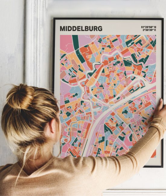 Plattegrond poster Licht Middelburg mozaiek stl 04 Vrouw met poster mockup 01 | Funky Fellow