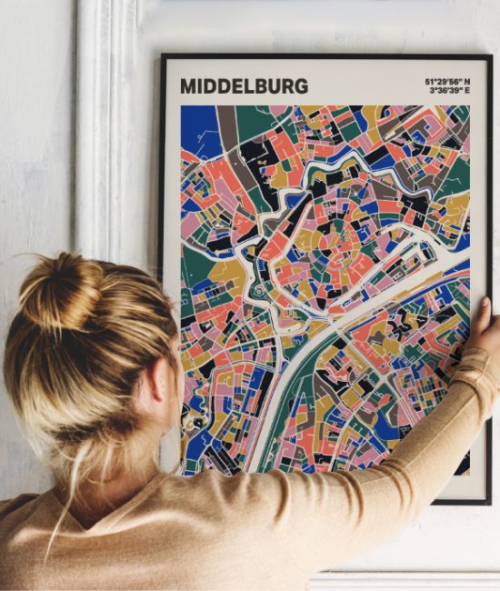 Plattegrond poster Licht Middelburg mozaiek stl 05 Vrouw met poster mockup 01 | Funky Fellow