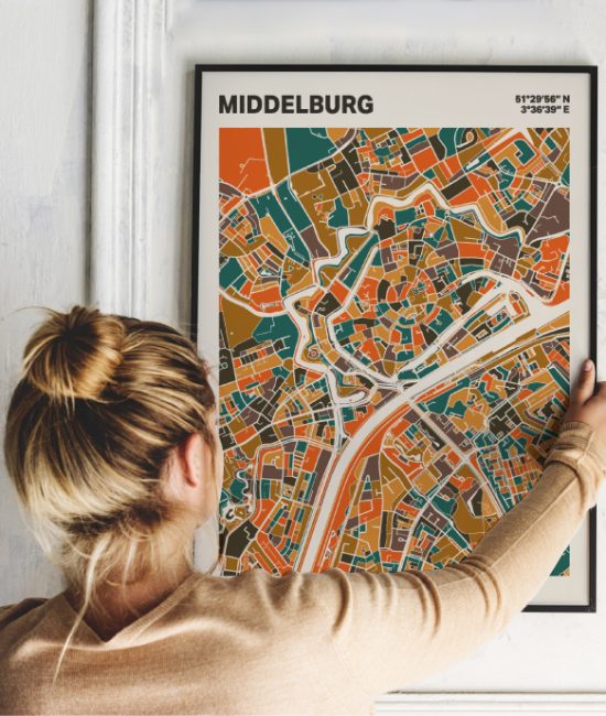 Plattegrond poster Licht Middelburg mozaiek stl 06 Vrouw met poster mockup 01 | Funky Fellow