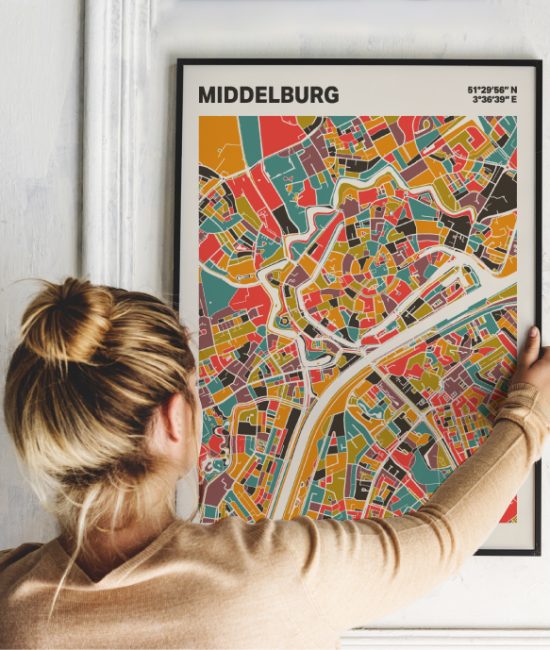 Plattegrond poster Licht Middelburg mozaiek stl 07 Vrouw met poster mockup 01 | Funky Fellow