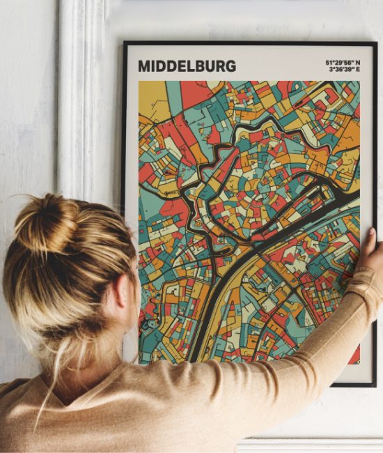Plattegrond poster Licht Middelburg mozaiek stl 08 Vrouw met poster mockup 01 | Funky Fellow