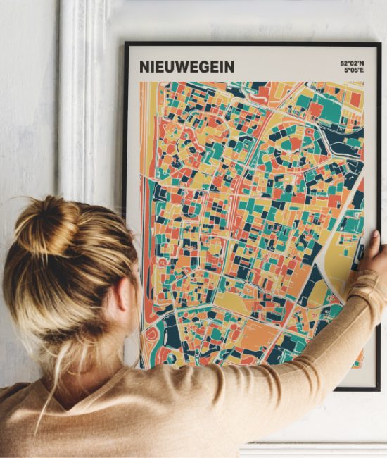 Plattegrond poster Licht Nieuwegein mozaiek stl 01 Vrouw met poster mockup 01 | Funky Fellow