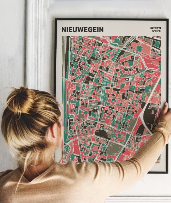 Plattegrond poster Licht Nieuwegein mozaiek stl 02 Vrouw met poster mockup 01 | Funky Fellow