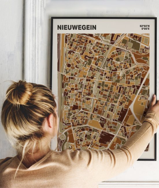 Plattegrond poster Licht Nieuwegein mozaiek stl 03 Vrouw met poster mockup 01 | Funky Fellow
