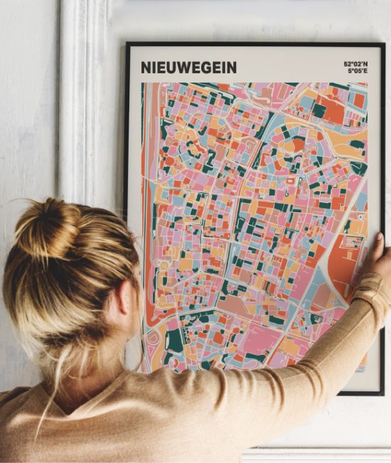 Plattegrond poster Licht Nieuwegein mozaiek stl 04 Vrouw met poster mockup 01 | Funky Fellow