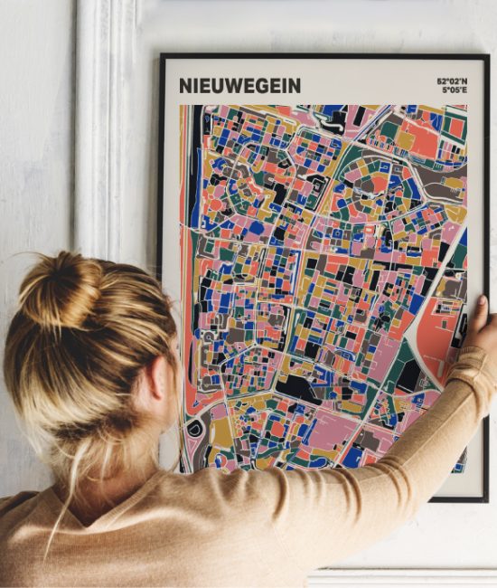 Plattegrond poster Licht Nieuwegein mozaiek stl 05 Vrouw met poster mockup 01 | Funky Fellow
