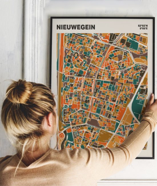 Plattegrond poster Licht Nieuwegein mozaiek stl 06 Vrouw met poster mockup 01 | Funky Fellow