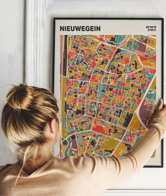 Plattegrond poster Licht Nieuwegein mozaiek stl 07 Vrouw met poster mockup 01 | Funky Fellow