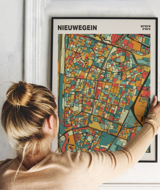 Plattegrond poster Licht Nieuwegein mozaiek stl 08 Vrouw met poster mockup 01 | Funky Fellow