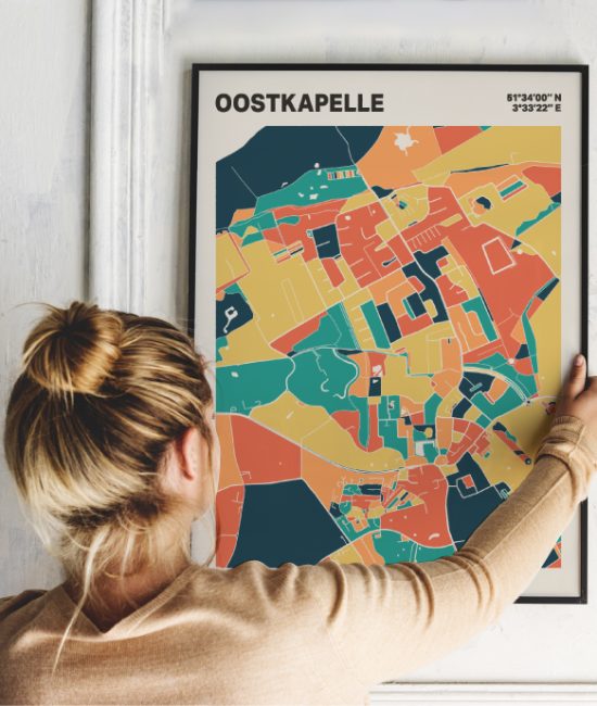 Plattegrond poster Licht Oostkapelle mozaiek stl 01 Vrouw met poster mockup 01 | Funky Fellow