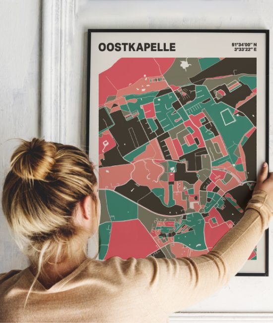 Plattegrond poster Licht Oostkapelle mozaiek stl 02 Vrouw met poster mockup 01 | Funky Fellow
