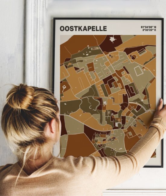 Plattegrond poster Licht Oostkapelle mozaiek stl 03 Vrouw met poster mockup 01 | Funky Fellow