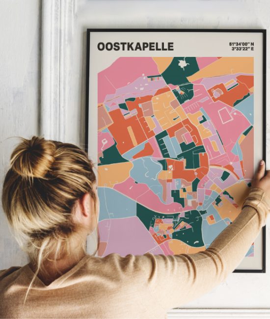 Plattegrond poster Licht Oostkapelle mozaiek stl 04 Vrouw met poster mockup 01 | Funky Fellow