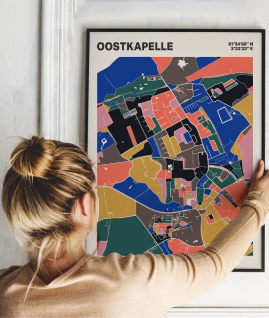 Plattegrond poster Licht Oostkapelle mozaiek stl 05 Vrouw met poster mockup 01 | Funky Fellow