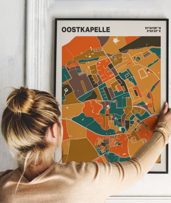 Plattegrond poster Licht Oostkapelle mozaiek stl 06 Vrouw met poster mockup 01 | Funky Fellow