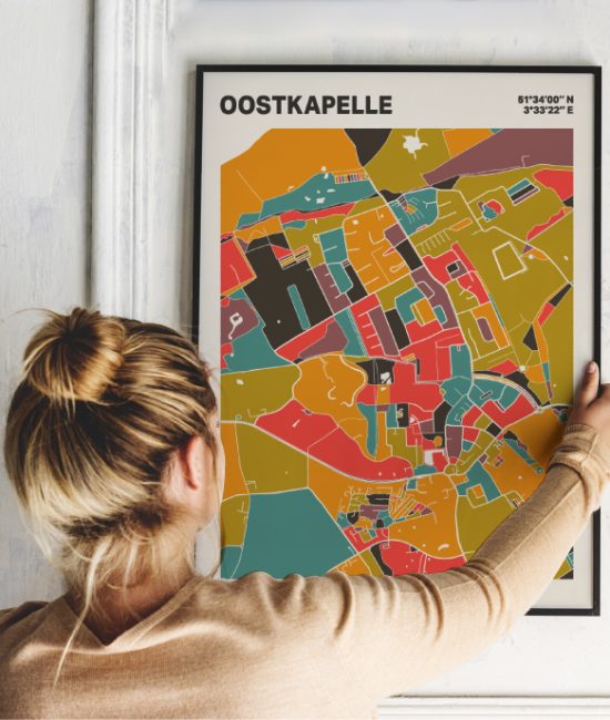 Plattegrond poster Licht Oostkapelle mozaiek stl 07 Vrouw met poster mockup 01 | Funky Fellow
