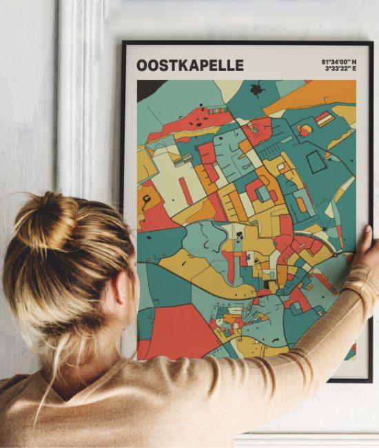 Plattegrond poster Licht Oostkapelle mozaiek stl 08 Vrouw met poster mockup 01 | Funky Fellow