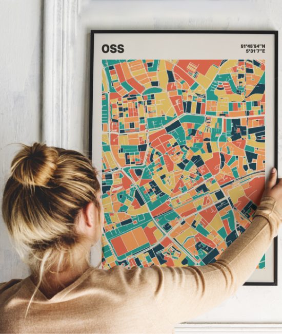 Plattegrond poster Licht Oss mozaiek stl 01 Vrouw met poster mockup 01 | Funky Fellow