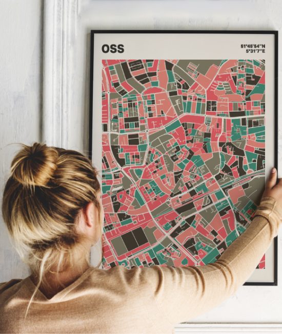 Plattegrond poster Licht Oss mozaiek stl 02 Vrouw met poster mockup 01 | Funky Fellow