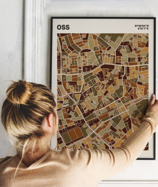 Plattegrond poster Licht Oss mozaiek stl 03 Vrouw met poster mockup 01 | Funky Fellow