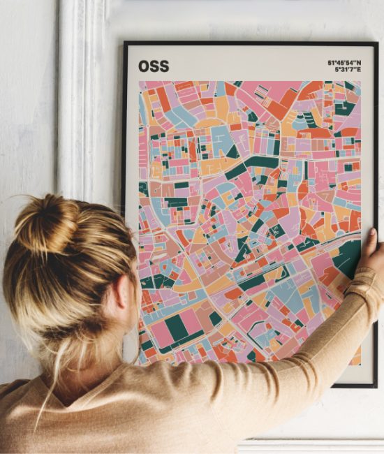 Plattegrond poster Licht Oss mozaiek stl 04 Vrouw met poster mockup 01 | Funky Fellow