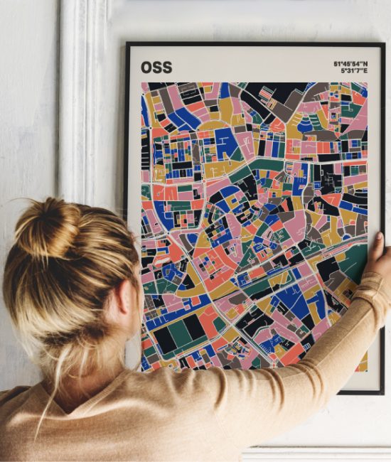 Plattegrond poster Licht Oss mozaiek stl 05 Vrouw met poster mockup 01 | Funky Fellow