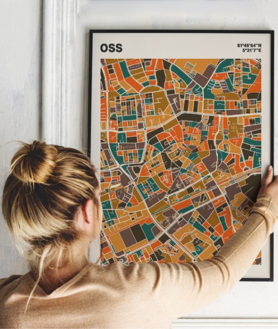 Plattegrond poster Licht Oss mozaiek stl 06 Vrouw met poster mockup 01 | Funky Fellow