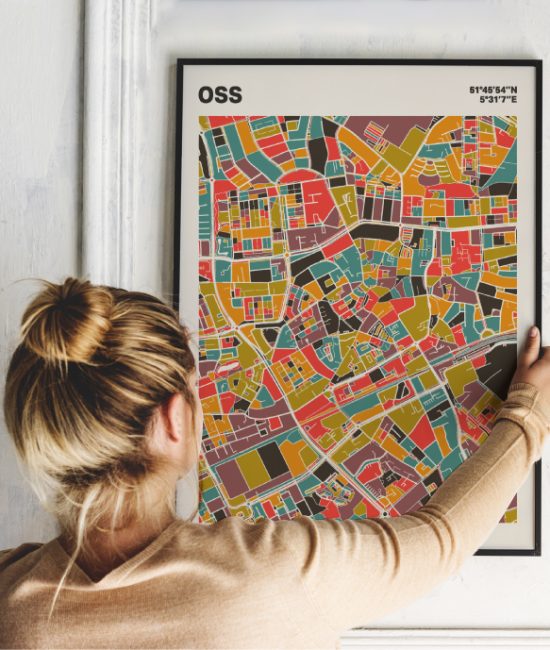 Plattegrond poster Licht Oss mozaiek stl 07 Vrouw met poster mockup 01 | Funky Fellow