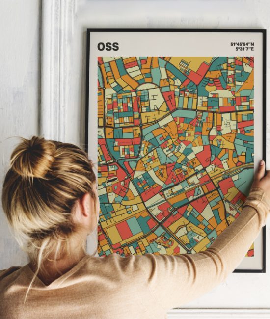 Plattegrond poster Licht Oss mozaiek stl 08 Vrouw met poster mockup 01 | Funky Fellow