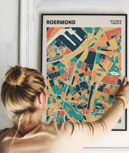 Plattegrond poster Licht Roermond mozaiek stl 01 Vrouw met poster mockup 01 | Funky Fellow