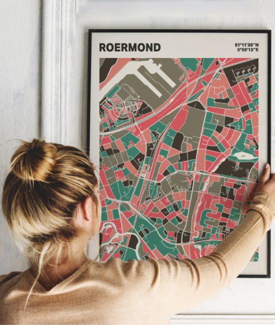 Plattegrond poster Licht Roermond mozaiek stl 02 Vrouw met poster mockup 01 | Funky Fellow