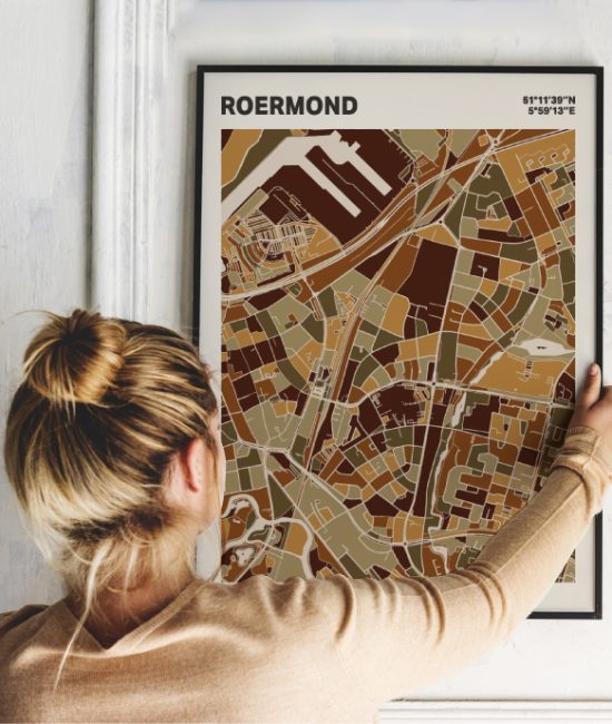 Plattegrond poster Licht Roermond mozaiek stl 03 Vrouw met poster mockup 01 | Funky Fellow