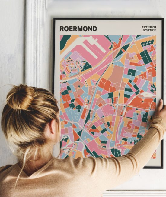 Plattegrond poster Licht Roermond mozaiek stl 04 Vrouw met poster mockup 01 | Funky Fellow