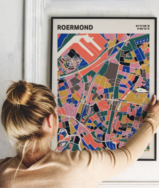 Plattegrond poster Licht Roermond mozaiek stl 05 Vrouw met poster mockup 01 | Funky Fellow