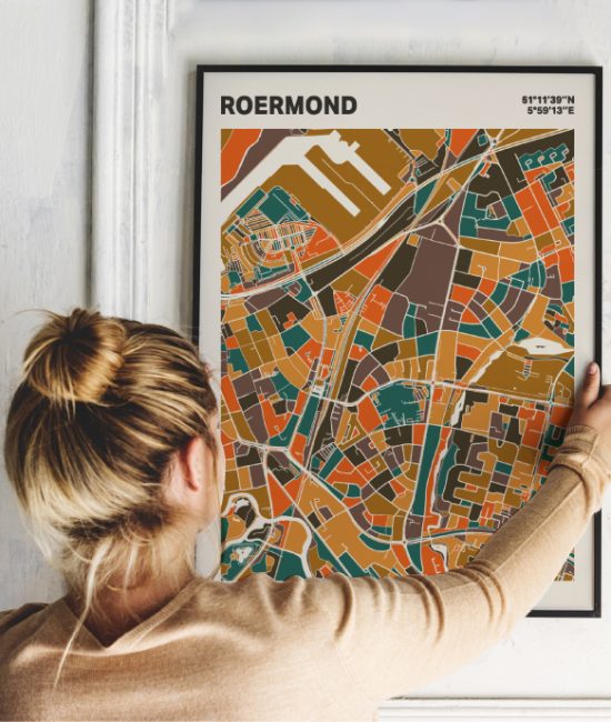 Plattegrond poster Licht Roermond mozaiek stl 06 Vrouw met poster mockup 01 | Funky Fellow
