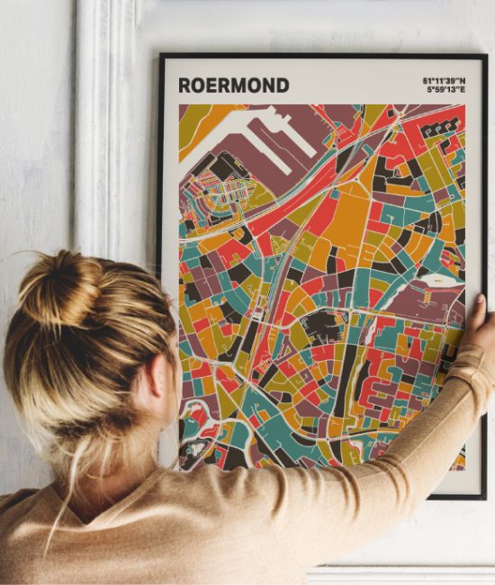 Plattegrond poster Licht Roermond mozaiek stl 07 Vrouw met poster mockup 01 | Funky Fellow